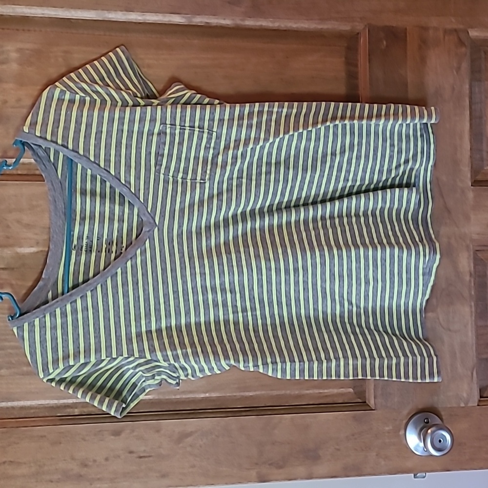 Medium Gap vneck tshirt, green & gray
